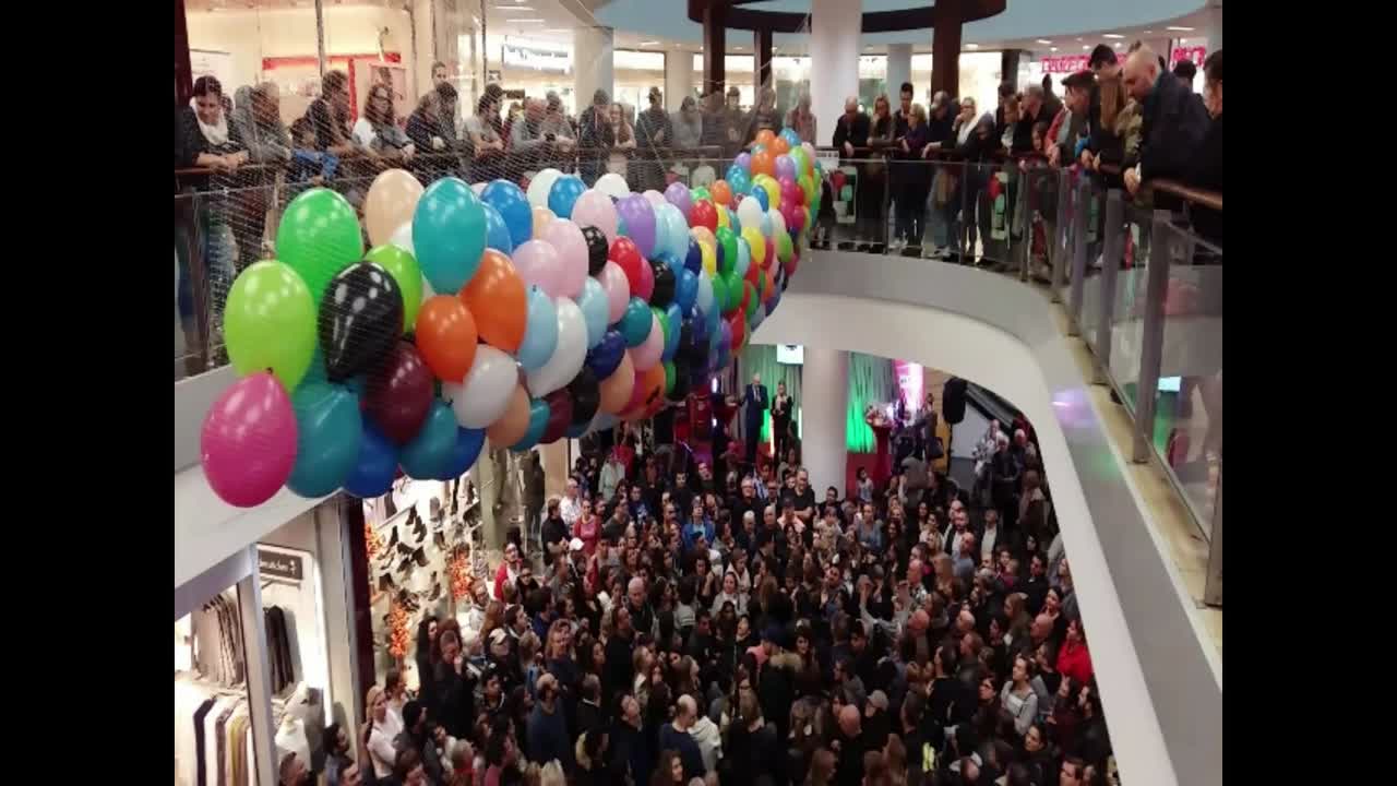 Ballonregen im Einkaufcenter